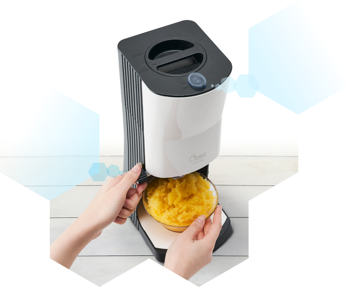 電動ふわふわとろ雪かき氷器で器にかき氷を盛り付けている写真