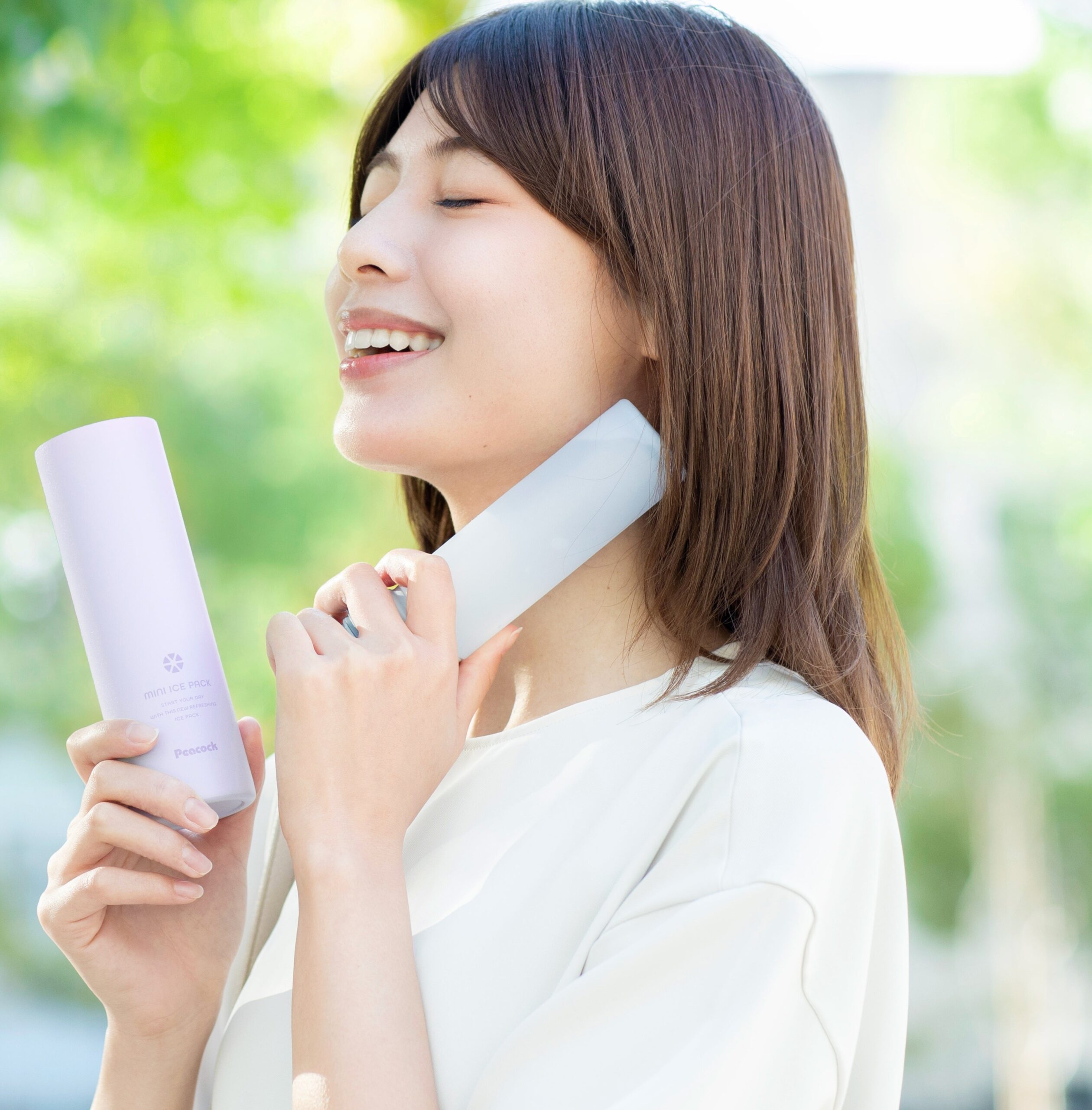 首元にミニアイスパックを当てる公式使用イメージ