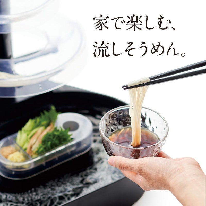 KWS-B1から流れてきたそうめんを器へ取る使用イメージ