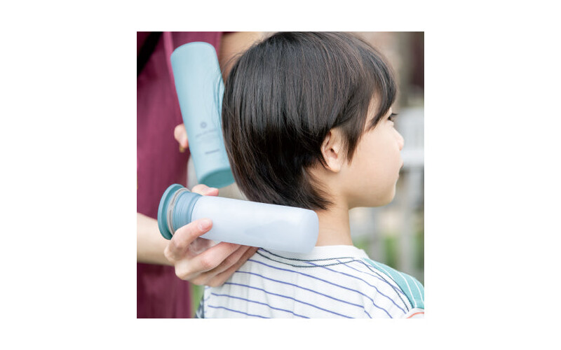 凍らせた氷のうをホルダーへ収めるABB-16