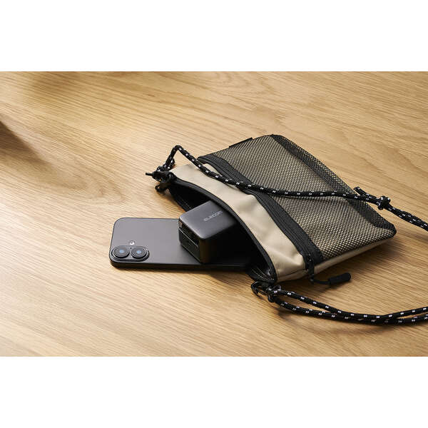 スマートフォンを充電するEC-AC12835BK
