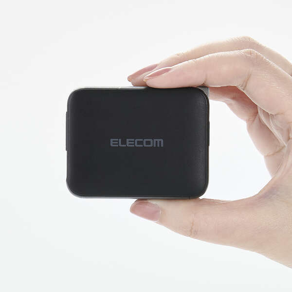 手のひらに収まるEC-AC12835BKのサイズ感