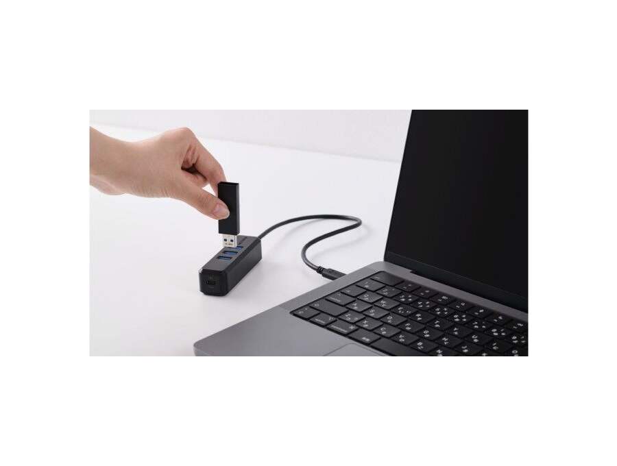 U3HC-T040PBKへUSBメモリを片手で挿すデスク使用例