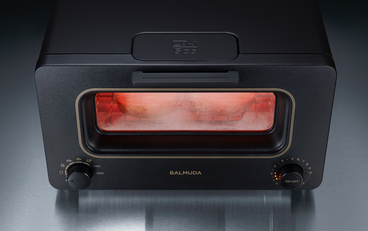 BALMUDA The Toaster KTT02JPブラックの扉と左右の操作ダイヤルを写した公式写真