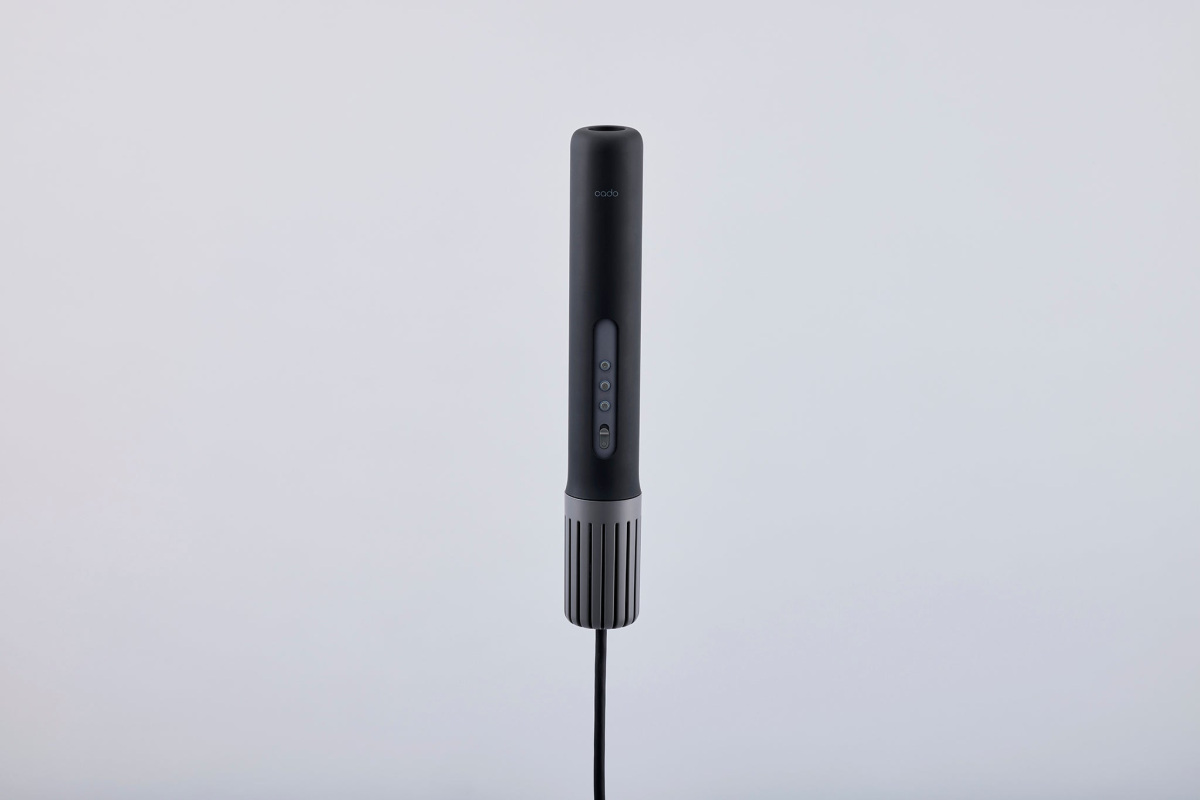 cado FOEHN 003公式店限定ブラックの本体と電源コード