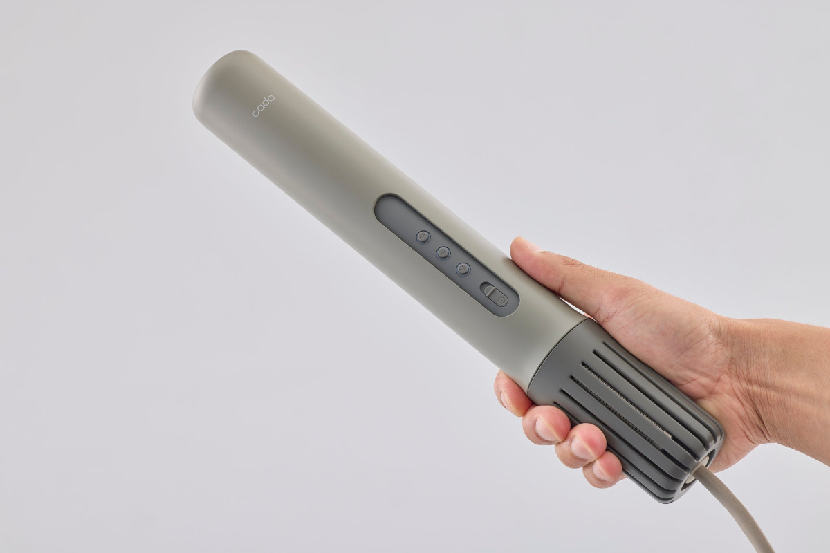 cado FOEHN 003を片手で握ったときの本体の大きさ