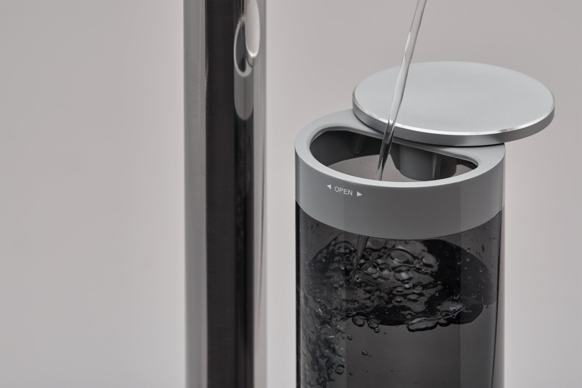 cado STEM 700iのタンク上部を開けて水を注ぐ給水イメージ