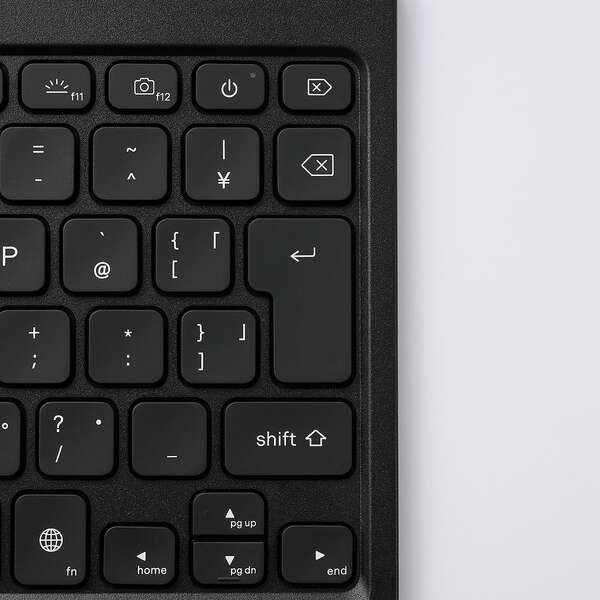 TouchBook Smartの右側の日本語キーと電源キーを拡大した公式写真