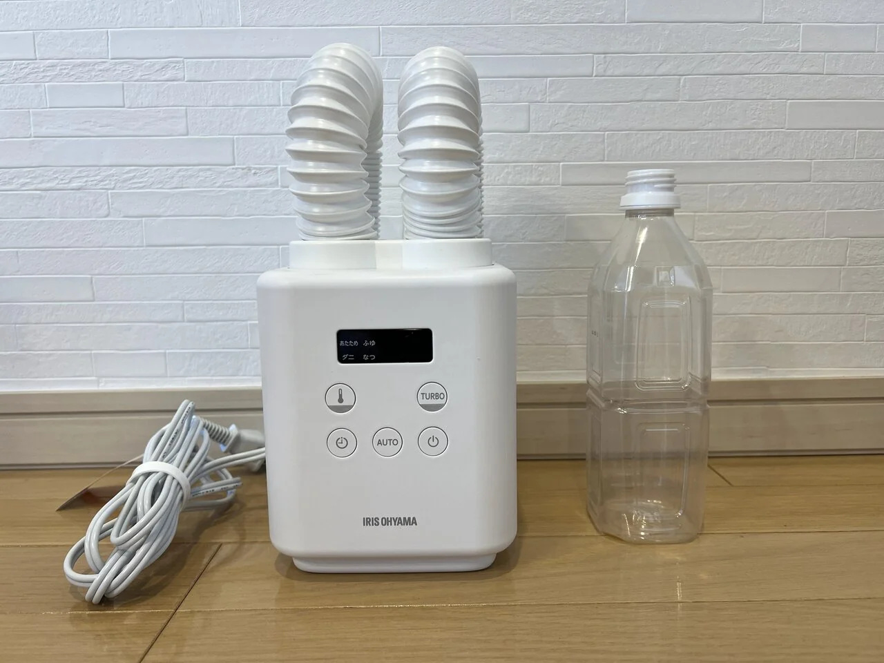 JSK-W10とペットボトルを並べて大きさを示したメーカー公式写真