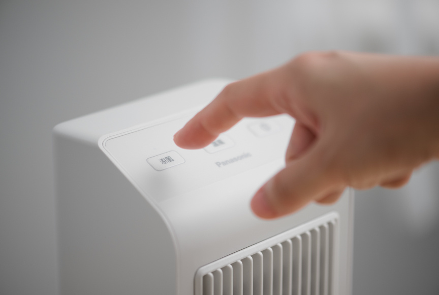 DS-FB500の電源と温風・涼風を切り替える上部操作ボタン