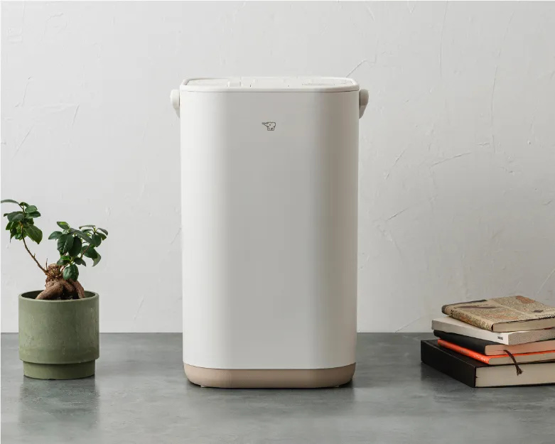 EE-FA50ホワイトの本体正面と底部の色を見せる公式写真